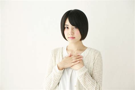 フリー写真 胸に手を当てるショートカットの日本人女性 パブリックドメインq：著作権フリー画像素材集 女性 ポーズ 写真