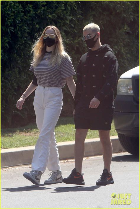Joe Jonas Sophie Turner Step Out For First Time Since Welcoming