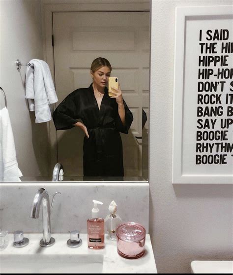 bathroom selfie scrolller