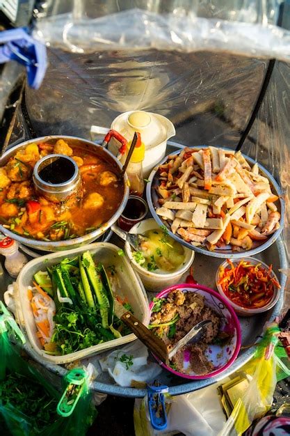 Закуска во время перерыва знаменитая вьетнамская еда banh mi thit популярная уличная еда из