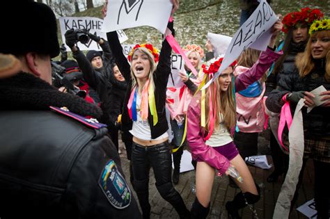 放尿抗議中 女性活動団体「femen」、放尿抗議の画像まとめ Naver まとめ