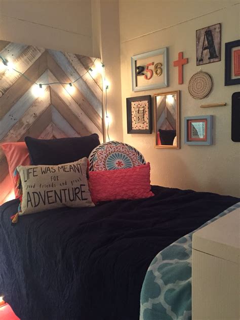 adorable college dorm room at harding university coral navy turquoise dorm room color