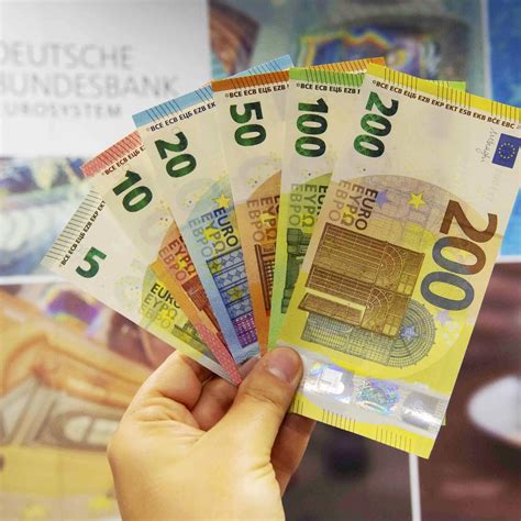 Und das besondere daran ist, dass diesmal auch die rückseiten mitgeliefert werden. Gelscheine Drucken / Euro Banknoten Geldscheine Stock Photo Alamy : Spielgeld ausdrucken ...