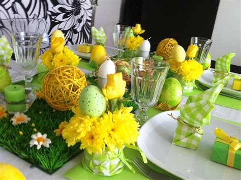 La décoration de table se compose de lanternes en forme d'œufs et lapin, poussins jaunes et pot aux œufs naturels. décoration de Pâques | Déco table pâques, Decoration ...
