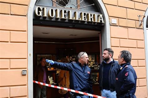 Tutte le news aggiornate in tempo reale su rapina gioielleria. Rapina in gioielleria, un ferito in via Gioberti a Firenze ...