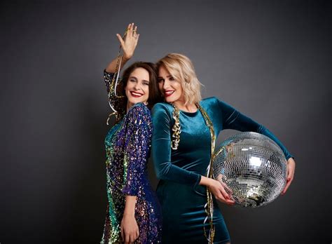 Deux Femmes Avec Boule Disco Faire La Fête Photo Gratuite