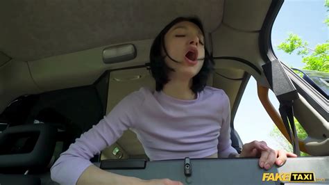 Fake Taxi Mujer Joven Tímida Con Pelo Corto Tiene Su Coño Mojado Bombeado En El Asiento