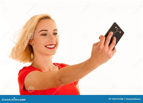 Mulher Loura Nova Atrativa Que Faz O Selfie Com Seu Telefone Esperto Foto De Stock Imagem De