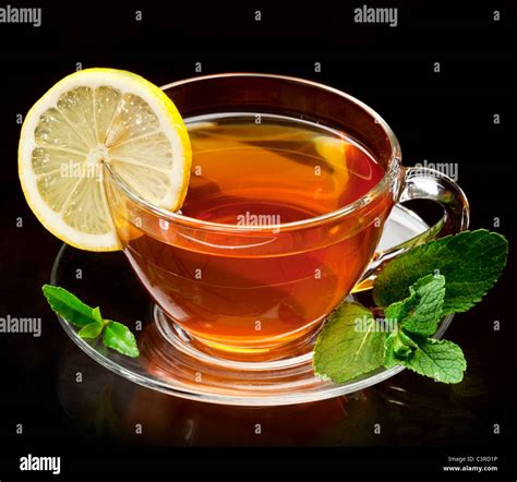 Tasse Tee Mit Minze Und Zitrone Auf Schwarzem Hintergrund Isoliert