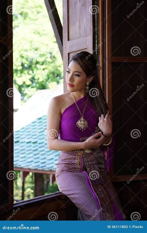 Thaise Vrouw Die Typische Thaise Kleding Dragen Stock Afbeelding Image Of Luxe Persoon 36111803