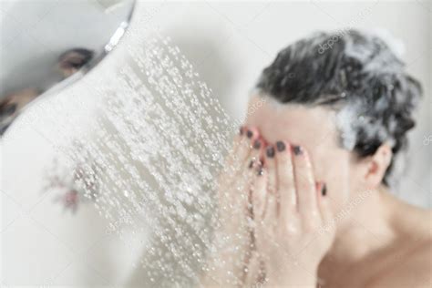 Dusche Frau Gl Cklich L Chelnde Frau Waschen Schulter Duschen In