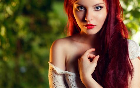 デスクトップ壁紙 木 屋外の女性 赤毛 ポートレート 被写界深度 長い髪 自然 裸の肩 ビューアを見て ドレス 赤い口紅 セーター ファッション ヘア 肌