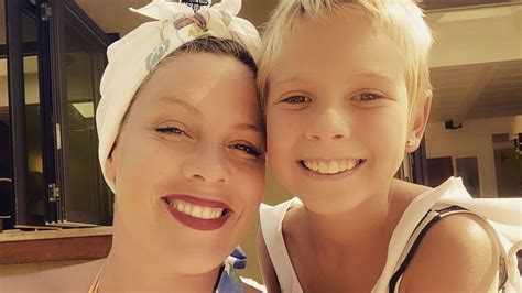 Pink & ihre tochter willow sage: News-Video: Pink zeigt, wie umwerfend Tochter Willow singt ...