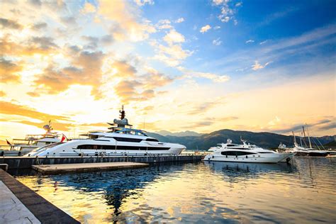 Luxury Yacht Marina Port In Mediterranean Sea At Sunset — Yacht
