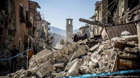 Подземные толчки начались в 5:44 по местному времени (0:44 мск). Землетрясение на западе Турции привело к разрушению домов ...