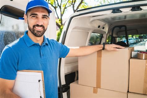 Retrato De Un Repartidor Que Lleva Paquetes Mientras Realiza La Entrega