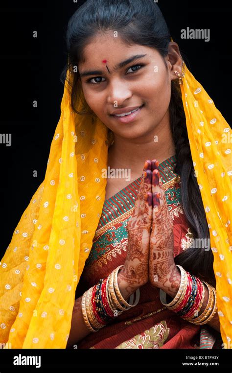 Indisches Mädchen Tragen Traditionelle Seiden Sari Mit Henna Gebet Die Hände Indien