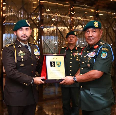 Dyam Tunku Mahkota Johor Receives In Audience The Commander 21 Gerup