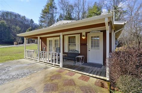 Pitch type, dogs allowed, swimming pool, adults only Sweetpeas :: Affordable Cabins in the Smokies