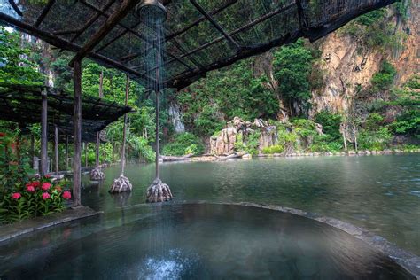 The location within a geothermal hot springs makes for a truly unique experience. Tanah runtuh di Banjaran Hot Spring Resort. DUA penghuni ...