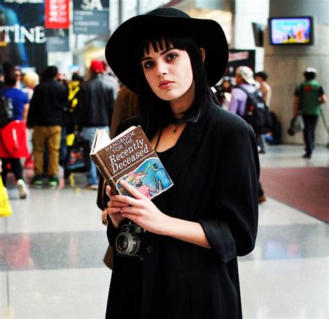 What nikon camera model is lydia (winona ryder) using in the movie beetlejuice? Geniale Halloweenkostuums | Party Pakjes