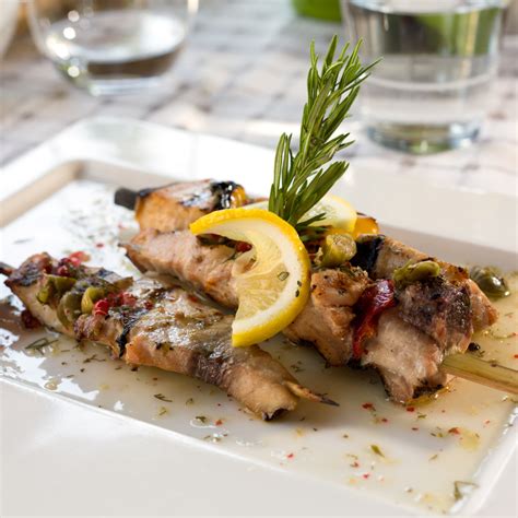 Come cucinare il pesce spada in padella, ricetta al burro senza pomodoro comunemente detta in bianco con cipolla, modalità di preparazione e cottura. Pesce spada in padella: 10 ricette creative e golose ...
