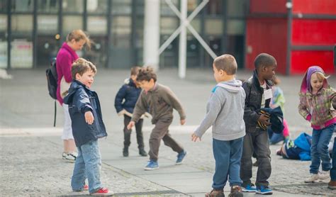 Check spelling or type a new query. Juego infantil: Ladrones y policías (a partir de 6 años)