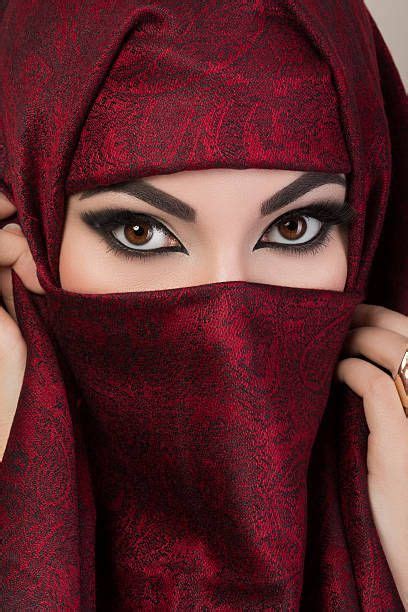 Portrait Of Beautiful Arabian Girl Hiding Her Face Behind Red Niqab Ojos De Mujer