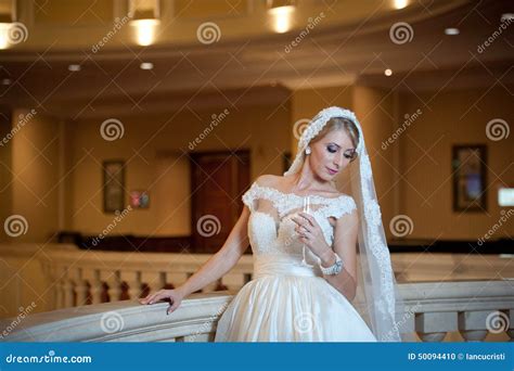 Jeune Belle Femme Luxueuse Dans La Robe De Mariage Posant Dans L