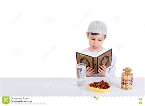 Weitere ideen zu ramadan für kinder, ramadan, kinder. Moslemisches Kind In Ramadan Stockfoto - Bild von wenig ...