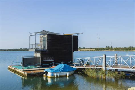 Das zweigeschossige floating house bietet mit seiner wohnfläche von 40 quadratmetern zwei bis drei personen platz. 52 Best Photos Schwimmendes Haus Partwitzer See ...