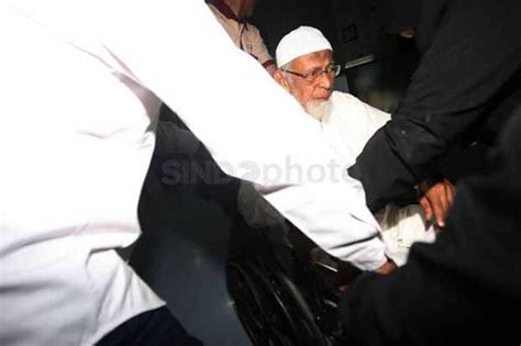 Alur cerita pada komik arisan sudah waktunya pulang, yaitu yang menceritakan remaja anak sekolah yang mana pada kelompok kelas tersebut di adakan sebuah kegiatan rutin yaitu arisan. Setelah Bebas, Abu Bakar Ba\'asyir Langsung Pulang ke ...