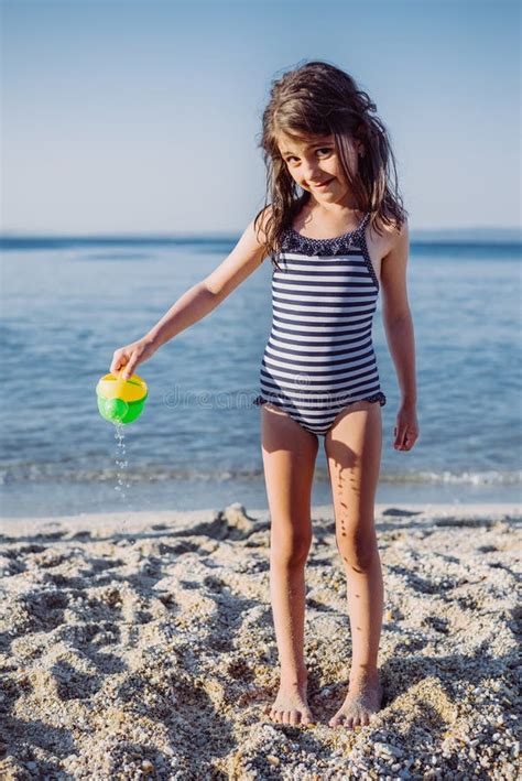 Petite Fille Sous Le Parapluie Image Stock Image Du Jour Verticale