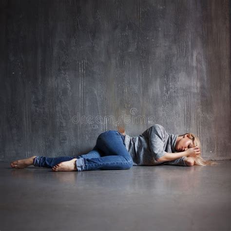 Depressed Nude Woman Lying On Floor Foto Stock Editar Agora My Xxx