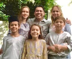 Lihat bagaimana mereka saling mengenali budaya dan si lelaki mula mendalami islam. Kahwin campur Malaysia-Rusia - Utusan Digital