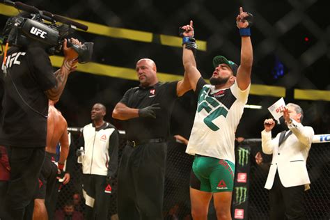 Gastelum apr / 17 / 2021. Kelvin Gastelum upsets Johny Hendricks on UFC 200 ...