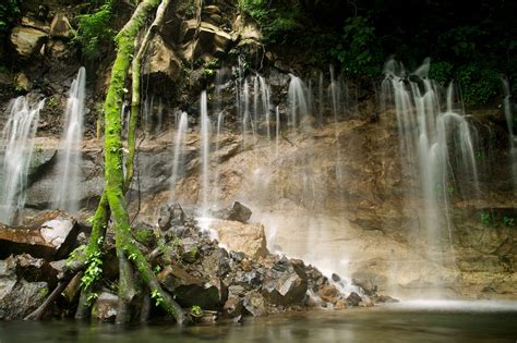 República de el salvador), is a country in central america.it is bordered on the northeast by honduras, on the northwest by guatemala, and on the south by the pacific ocean.el salvador's capital and largest city is san salvador. TOURISM IN EL SALVADOR: THE CHORROS