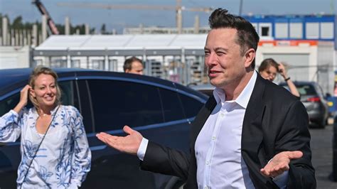 He is the founder, ceo, cto, and chief designer of spacex; Elon Musk devient le deuxième homme le plus riche au monde