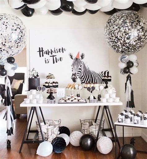 This stunning bunting garland is the perfect backdrop for your black and white themed party! Pin by Yaddira Rojas De Quesada on K i d s P a r t y ...