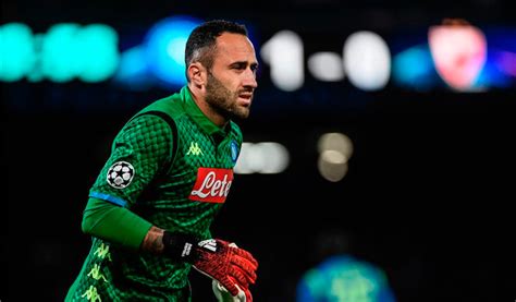 David ospina surgió en la cantera de atlético nacional, debutando en el año 2005 y ganando tres títulos de liga que a la postre lo catapultaron al fútbol europeo donde vistió las camisetas de niza en francia, nápoli en italia y arsenal en inglaterra. David Ospina está en colombia y se entrena con Atlético Nacional
