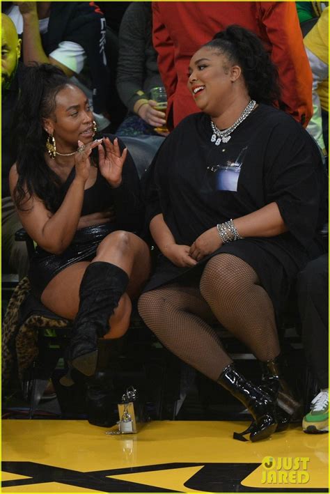 Lizzo Bares Her Thong While Twerking At The Lakers Game Photo Photos Just Jared