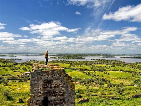 It lies southeast of the tagus (tejo) river and is bounded on the east by the spanish frontier and on the southwest by the atlantic ocean. Alentejo: 10 paisagens de cortar a respiração | VortexMag