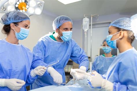 Chirurgen Frauen Und Männer In Einem Team Während Einer Operation über Dem Op Tisch ärzte In