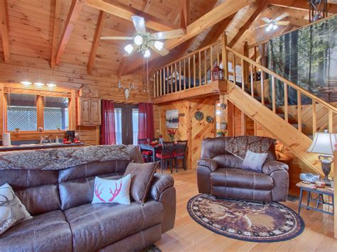 Discover cabin rentals when you're planning your next vacation to enjoy a relaxing and cozy accommodation perfect for couples and families alike. Buck Ridge Cabin - Hocking Hills - Old Man's Cave - Ohio