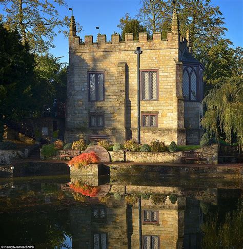 Tiny Surrey Castle With Own Moat Goes On Sale For £175m Daily Mail