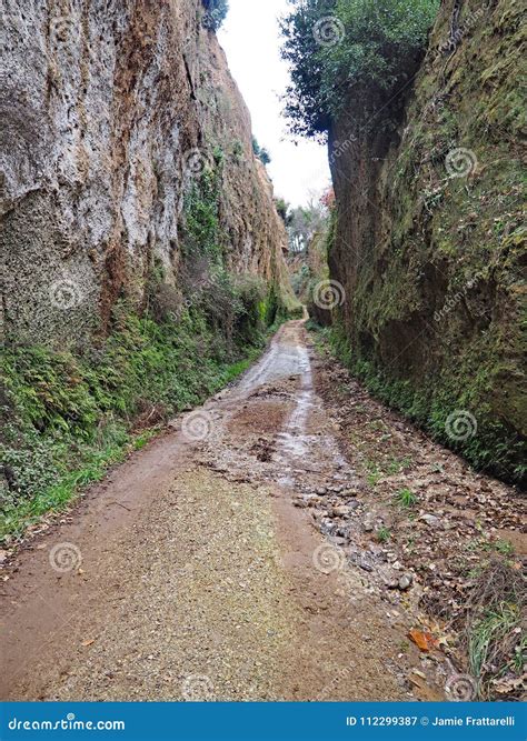 Par L intermédiaire De Cave Une Route Antique D Etruscan a Découpé Par Des Falaises De Tufo En