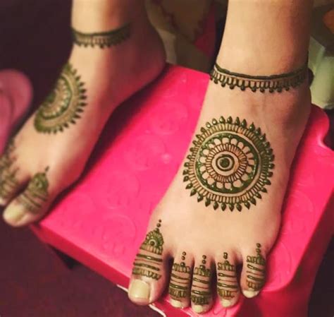Top Evergreen And Simple Mehndi Designs For Legs Foot