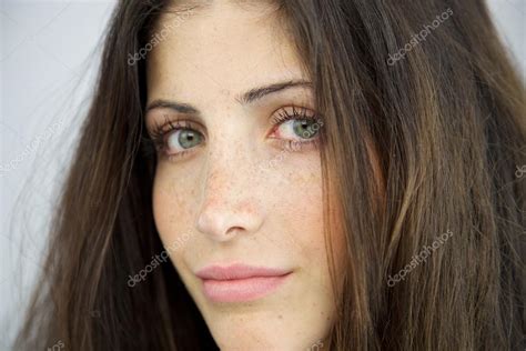 Крупный план женщины без макияжа стоковое фото ©fedemarsicano 37522035
