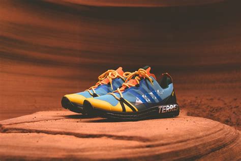 Dengan teknologi cushion eva membuat pemain nyaman jangan ragu jajal sepatu basket league fundamental ini. Terrex EEA, Sepatu Luar Ruang Hasil Kolaborasi KITH dan ...
