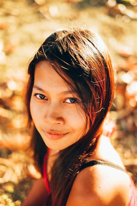 Natuurlijk Portret Het Aziatische Meisje Glimlachen Inheemse